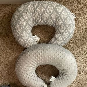 2 Breastfeeding pillows
